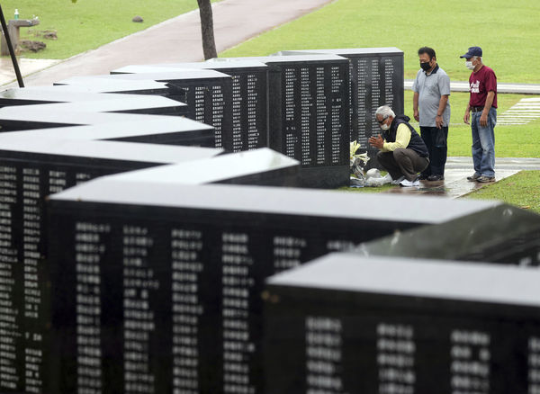 ▲▼  沖繩回歸日本50週年，民眾5月15日來到和平紀念公園。（圖／達志影像／美聯社）