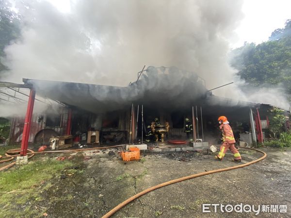 ▲汐止區夢湖路靈隱寺15日下午2時許冒出火煙，大批消防局人車前往搶救，所幸無人傷亡。（圖／記者張君豪翻攝）