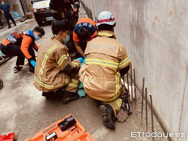 ▲▼台南南區一名女子宜從6樓跌落，腹部和右腳不慎插入工地鋼筋，當場無生命跡象。（圖／記者林悅攝）