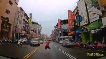 ▲▼一名紅衣男童突然竄出跑過街道，駕駛緊急煞停，差點撞上。（圖／翻自台中南區東區大小事）