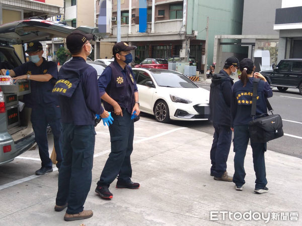 台南市警六分局警方據報前往查處勘查蒐證，釐清伍女墜樓原因。（讀者提供）