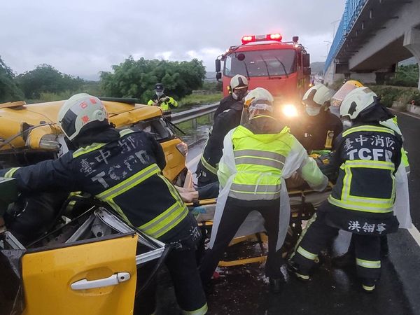 ▲▼一輛計程車在東勢河堤道路追撞拖板車，運將頭顱變形明顯死亡。（圖／民眾提供）