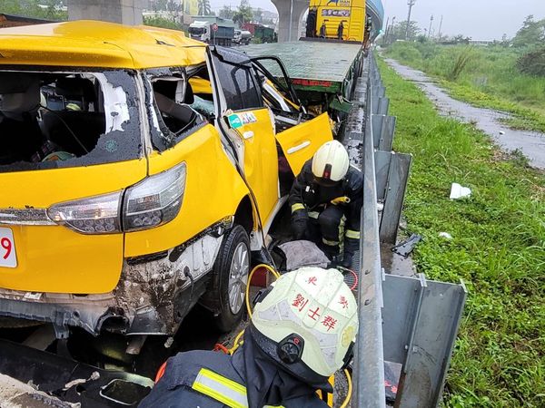 ▲▼一輛計程車在東勢河堤道路追撞拖板車，運將頭顱變形明顯死亡。（圖／民眾提供）