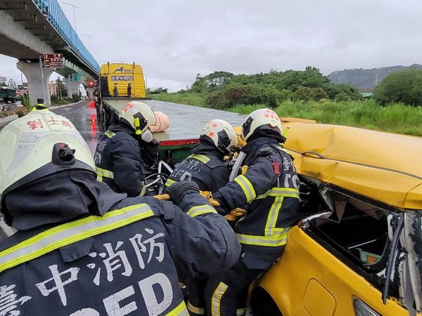 ▲▼一輛計程車在東勢河堤道路追撞拖板車，運將頭顱變形明顯死亡。（圖／民眾提供）