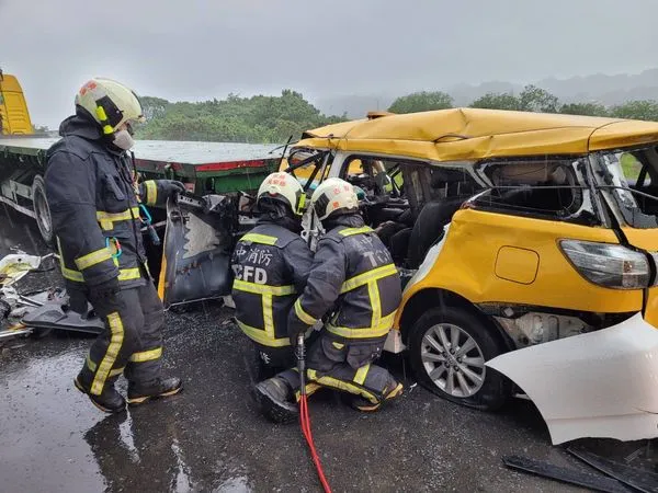 ▲▼一輛計程車在東勢河堤道路追撞拖板車，運將頭顱變形明顯死亡。（圖／民眾提供）