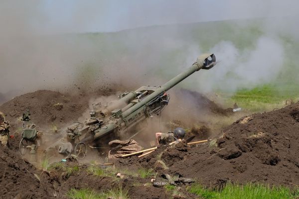 ▲▼烏軍接受美軍教官訓練，練習使用M-777榴彈砲 。（圖／翻攝烏克蘭國防部推特）
