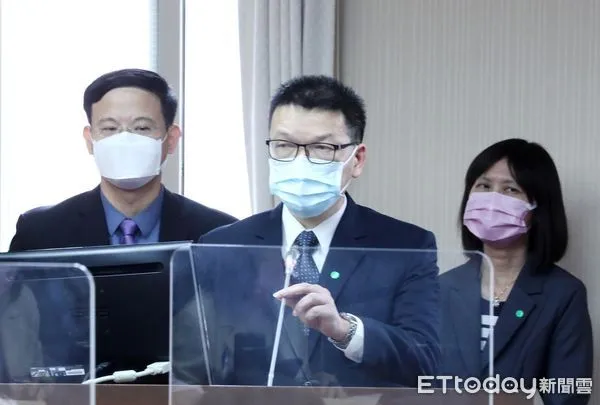 ▲▼立法院交通委員會 NCC新任委員王正嘉、王怡惠及陳崇樹審查案 主委陳耀祥堵訪。（圖／記者屠惠剛攝）