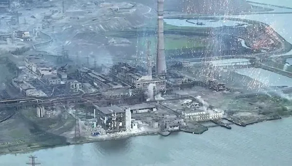 ▲▼一段影片顯示，烏克蘭港口城市馬力波的亞速鋼鐵廠（Azovstal），遭大量燃燒彈襲擊，英國專家認為有可能是磷彈。（圖／路透）