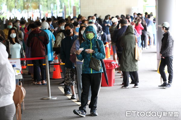 ▲▼新冠疫情蔓延，民眾PCR篩檢需求暴增，儘管各大醫院都已派出大量人力，但還是無法消化龐大的篩檢需求。圖為亞東醫院外PCR篩檢區大排長龍的景象。（圖／記者湯興漢攝）