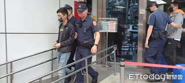 ▲3日晚間台北地檢署外釀黑幫持開山刀聚眾砍人案，轄區中正一警方事後逮捕16人到案。（圖／記者張君豪翻攝）