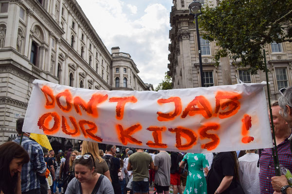 ▲▼英國2021年9月18日唐寧街外一場示威活動，抗議者舉著「別讓我們的孩子接種」的橫幅標語。（圖／達志影像）
