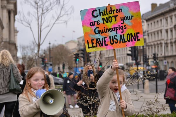 ▲▼英國倫敦2022年2月17日有民眾舉行反對兒童疫苗的抗議活動，一路從議會廣場遊行到唐寧街。（圖／達志影像）