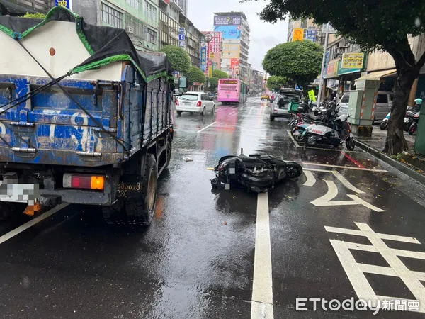 ▲▼新店耕莘醫院外嚴重車禍。（圖／記者陳以昇翻攝）