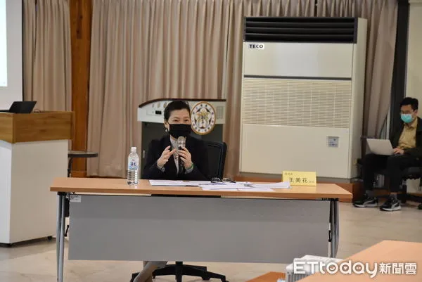 ▲▼經濟部部長王美花南下雲林參加研討會，不慎跌倒。（圖／記者蔡佩旻翻攝）