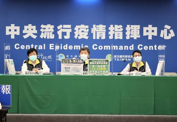 ▲▼中央流行疫情指揮中心記者會。疫情監測組組長周志浩、醫療應變組副組長羅一鈞。（圖／指揮中心提供）