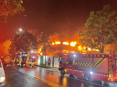 台南資源回收場暗夜大火　600坪廠房全面燃燒