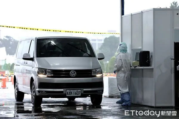 ▲▼中正紀念堂車來速篩檢站,PCR篩檢,醫護人員,醫療量能,本土疫情,防疫,陽性率,篩檢量能,新冠肺炎,熱區,傳播鏈,快篩陽性,清零,抗原快篩,核酸檢測PCR,共存,社區採檢站,防疫門診。（圖／記者李毓康攝）