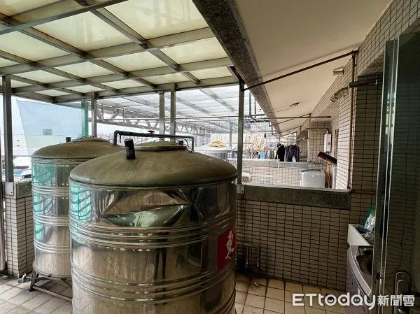 ▲變態男鄰居翻牆進入女鄰居頂樓陽台。（圖／龜山警分局提供）