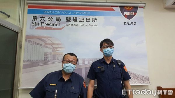 ▲台南市警六分局員警、消防分隊據報趕赴現場，聯手破門奪刀將陳男強制送醫，避免憾事發生。（圖／記者林悅翻攝，下同）