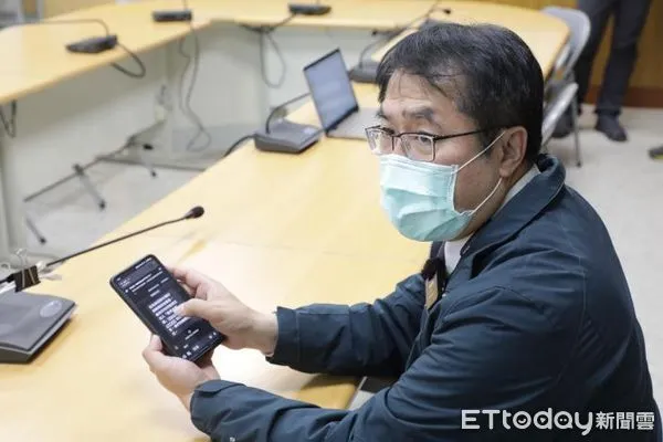 ▲台南市長黃偉哲前往衛生局林森辦公室視察「台南共照雲」的流程規劃，體驗收到共照雲簡訊後流程，期盼提供民眾更優化的便民流程。（圖／記者林悅翻攝，下同）