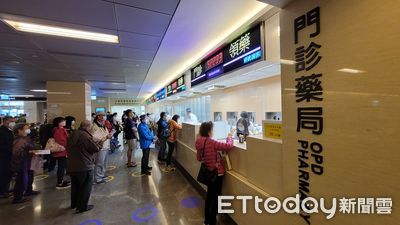 發藥時「健保卡突飛來」險砸臉!病人反應神扯 藥師爆心寒