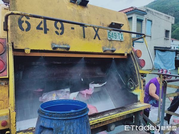 ▲▼花蓮全縣84輛垃圾車都已裝設噴霧消毒裝置，保障清潔人員的防疫安全。（圖／花蓮縣政府提供，下同）