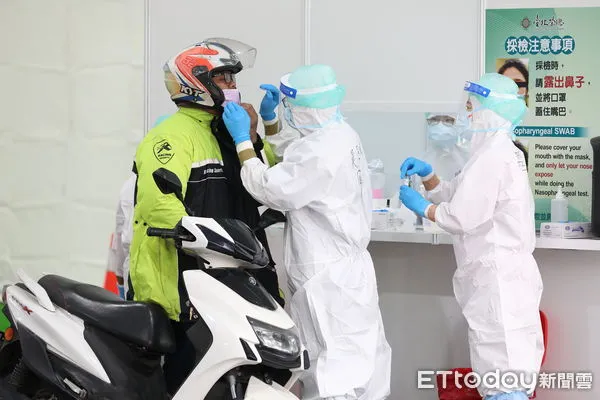 ▲▼在總統蔡英文增加篩檢站的指示下，由北榮負責的中正紀念堂車來速PCR篩檢站今天早上八點正式啟用。大批民眾或開車或騎車或步行，大批湧入中正紀念堂進行PCR篩檢。（圖／記者湯興漢攝）