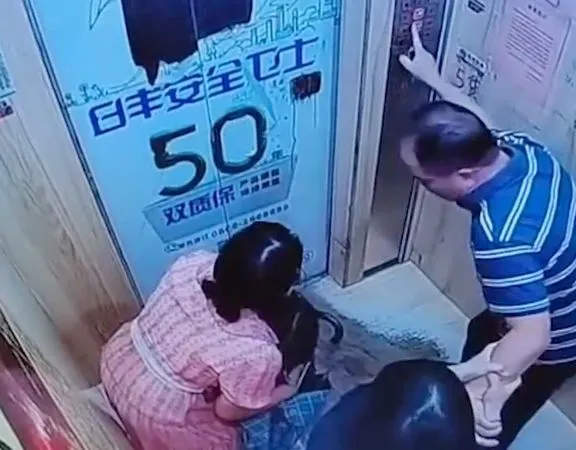 ▲▼ 電梯墜落            。（圖／翻攝 澎湃新聞）