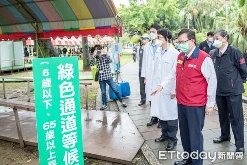 ▲桃園市長鄭文燦17日上午視察中壢區中正公園三合一綠色通道後表示，桃市9處社區採檢站，今日起全面設置「長者、幼兒PCR三合一綠色通道」。（圖／記者沈繼昌翻攝）