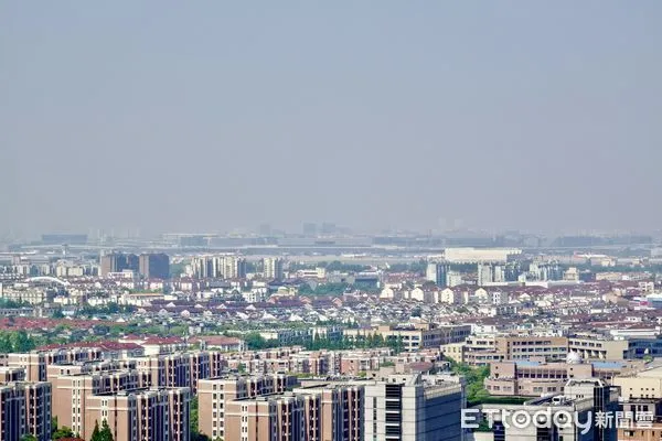 ▲受到新冠疫情影響，暫停所有航班起降的上海虹橋機場停滿了飛機。（圖／記者趙禕攝）