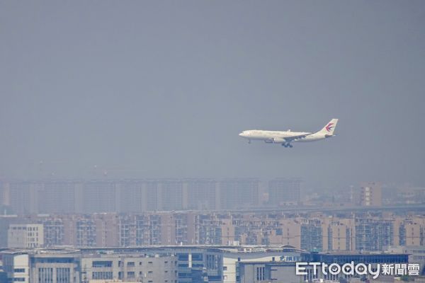▼很多民眾看到飛向上海虹橋機場準備降落的東航客機。（圖／記者趙禕攝）
