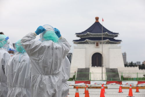疫情促自由廣場一夕轉型　成北部篩檢重鎮