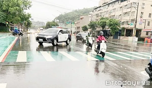 ▲桃園市龜山區忠義路一段16日下午5時許，9歲鄭姓學童穿馬路時被2輛機車先後擦撞受傷，警方到場處理。（圖／記者沈繼昌翻攝）