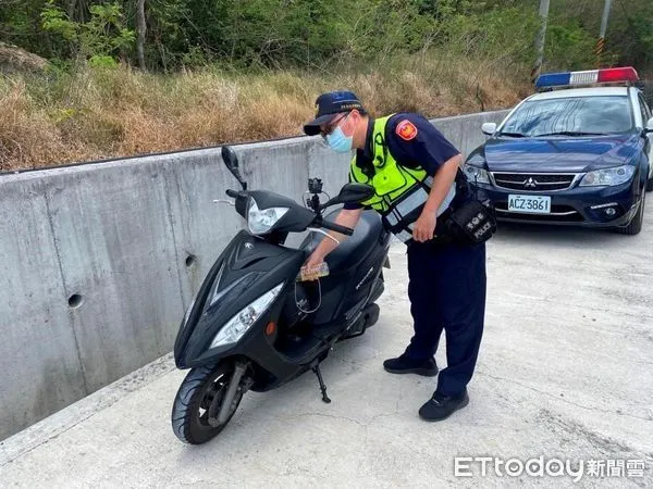 ▲枋寮警分局楓港派出所警員簡銘嘉協助潘男購買汽油              。（圖／記者陳崑福翻攝）