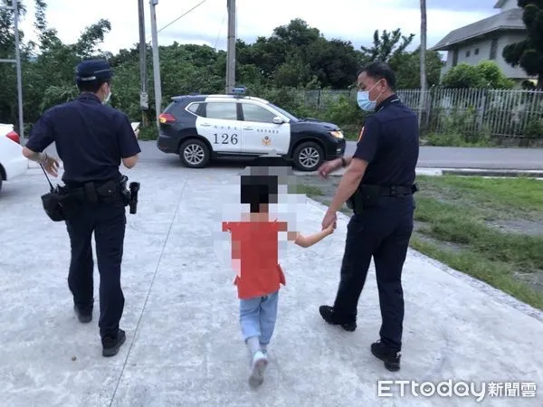 ▲警方將小女孩帶回派出所照顧。（圖／記者楊漢聲翻攝）