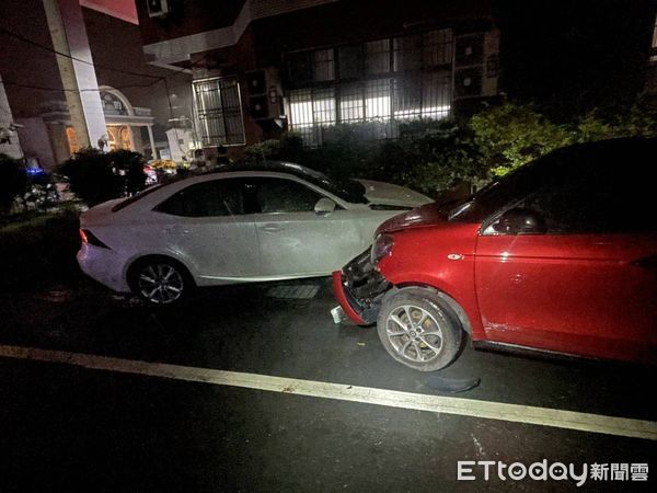 ▲林姓男子被警車尾隨疑心虛加速右轉，失控連撞3輛路邊車輛，還衝入復興所花圃，被警方帶回調查偵辦。（圖／記者林悅翻攝，下同）