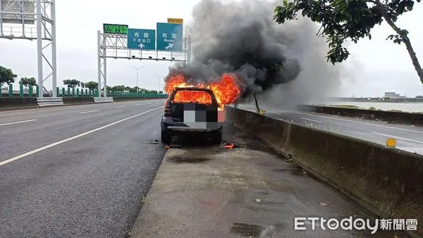 ▲▼   西濱公路布袋段火燒車。（圖／記者翁伊森翻攝）