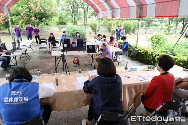 ▲張麗善今日在衛生局長曾春美、新聞處長羅楚東、社會處專員陳仲屏陪同下，至老人養護中心關心機構防疫及公共安全改善情形。（圖／記者蔡佩旻翻攝）