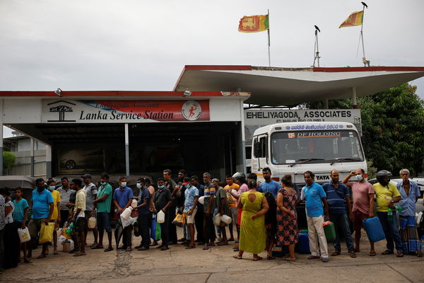 ▲▼斯里蘭卡最後一天供應汽油，車主大排長龍等加油。（圖／路透）