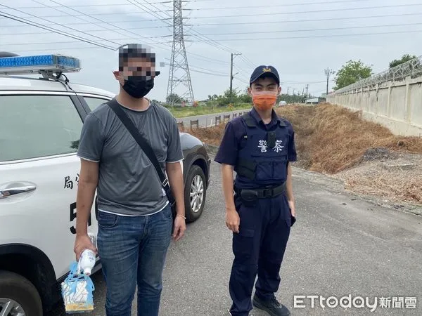 ▲枋寮警分局枋寮派出所警員鍾睿庭等兩員協助潘男到營區報到             。（圖／記者陳崑福翻攝）