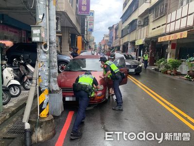 故障車「只進不退」卡燈桿　南投警合力推車助脫困