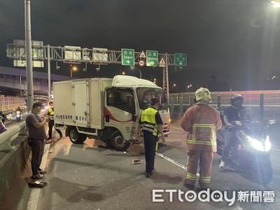 快訊／台1線高架「小貨車翻覆」！駕駛頭部撕裂傷　現場塞爆