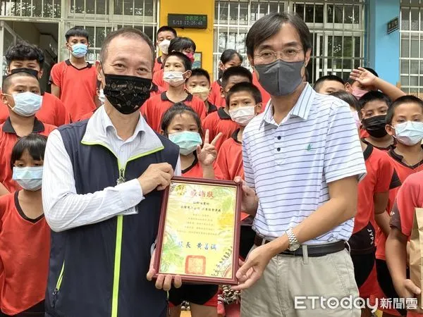 ▲台電屏東區處處長顧育成(左)、佳義國小校長黃善祺(右）            。（圖／台電屏東區處提供，下同）