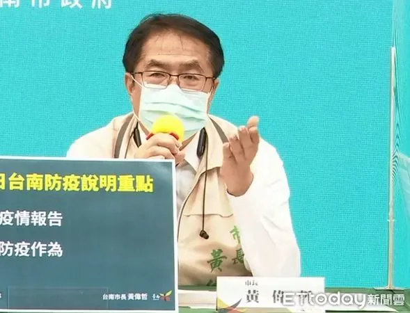 ▲黃偉哲市長宣布先，發放1.2萬劑快篩劑給長照機構第一線人員，守護工作人員與長者健康。（圖／記者林悅翻攝，下同）