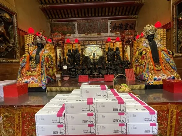 ▲▼台北霞海城隍廟捐贈1000劑快篩試劑，給第一線為疫情奔走的消防人員。（圖／台北霞海城隍廟提供）