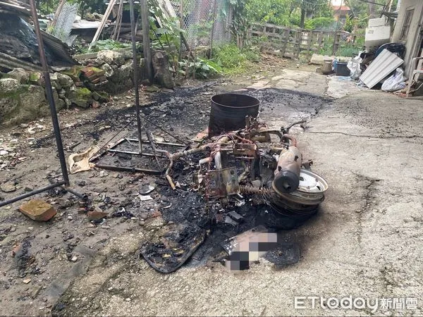 ▲老舊檔車起火燃燒，燒到只剩骨架。（圖／記者吳世龍翻攝）