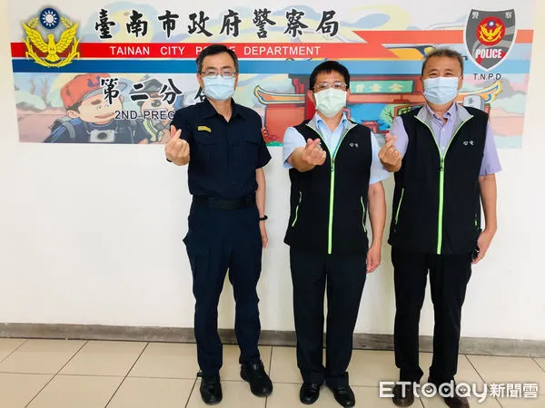 ▲台南區處處長許墩貴（中）、台南區處業務副處長劉詩亮（右），至台南市警二分局拜訪朱信憲分局長表達感謝。（圖／記者林悅翻攝，下同）