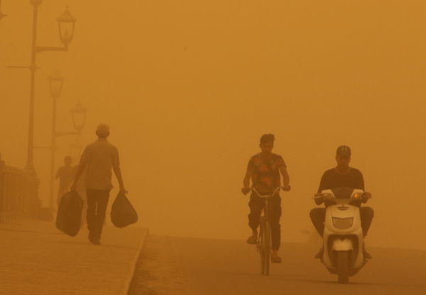 ▲▼沙塵暴席捲巴格達「天空變成橘色」　4000人因呼吸困難而住院。（圖／路透）
