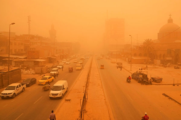 ▲▼沙塵暴席捲巴格達「天空變成橘色」　4000人因呼吸困難而住院。（圖／達志影像／美聯社）