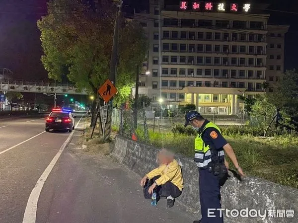 ▲內埔警分局內埔派出所員警協助阿北返回桃園             。（圖／記者陳崑福翻攝）